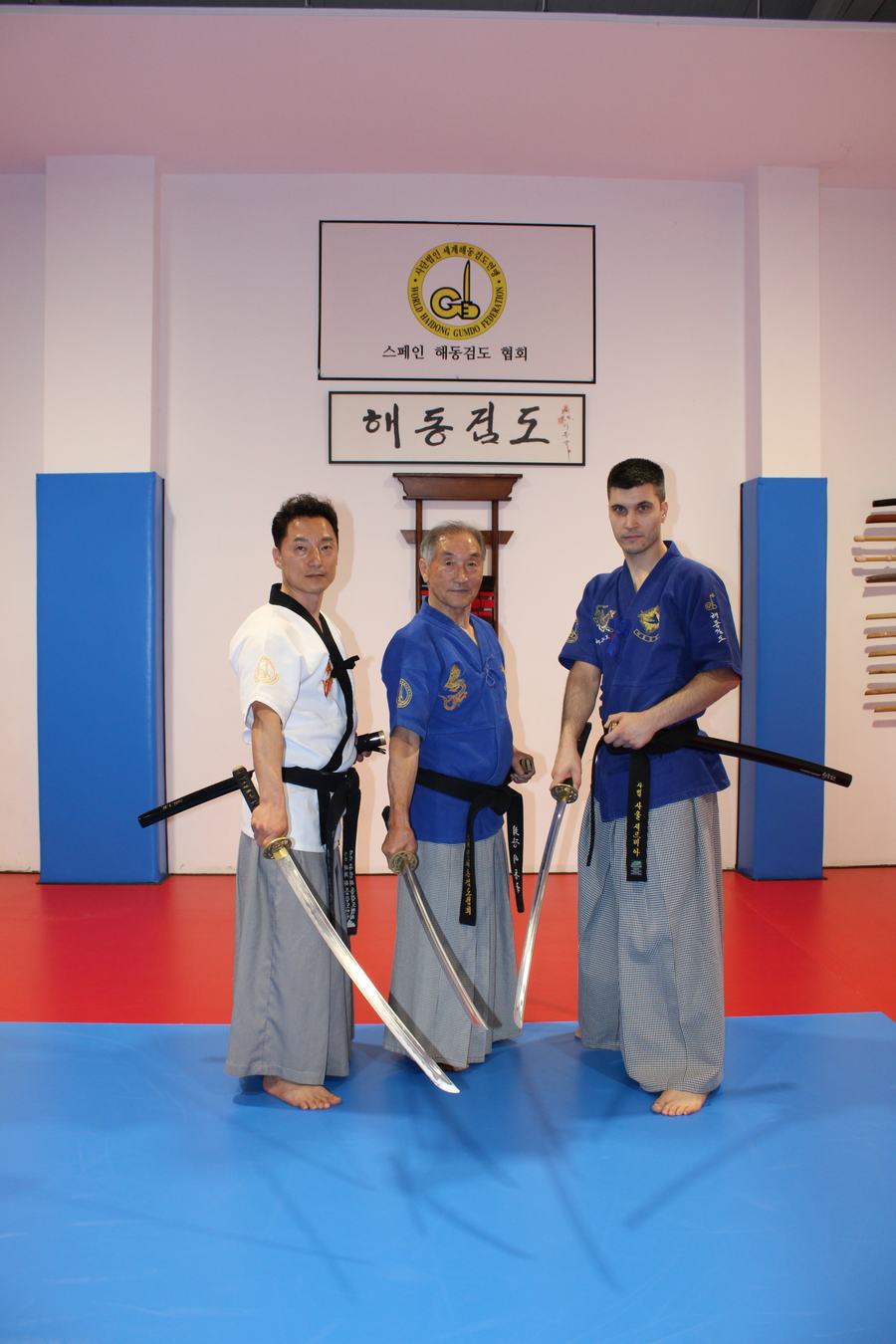 Grupo de alumnos de Haidong Gumdo con espada de madera