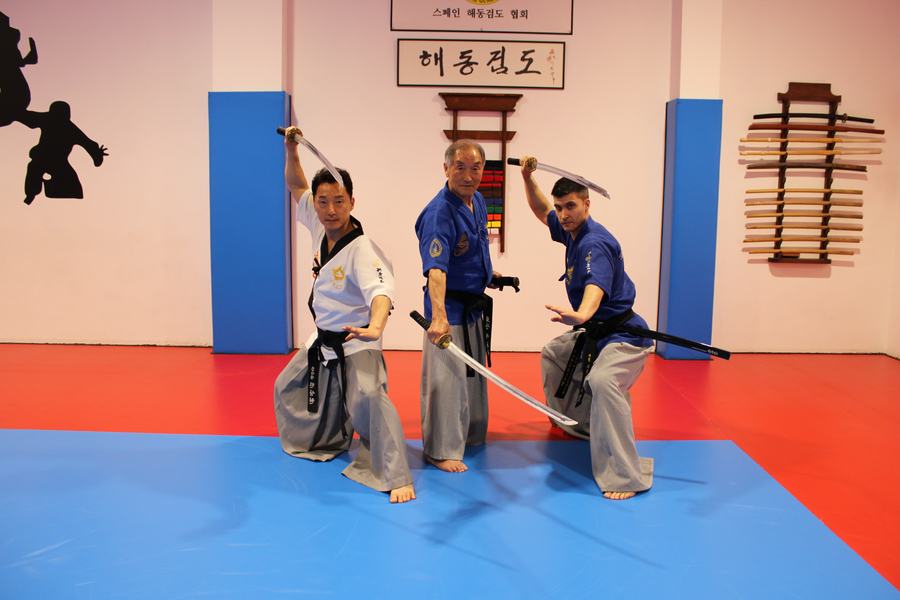 Entrenamiento de Haidong Gumdo en el tatami de la escuela