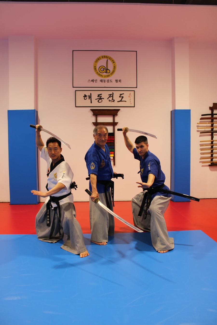 Alumnos de Haidong Gumdo practicando con espada