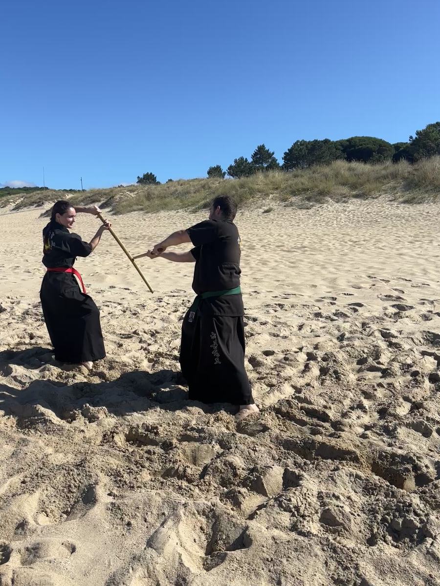 Practicante de Haidong Gumdo entrenando en la playa