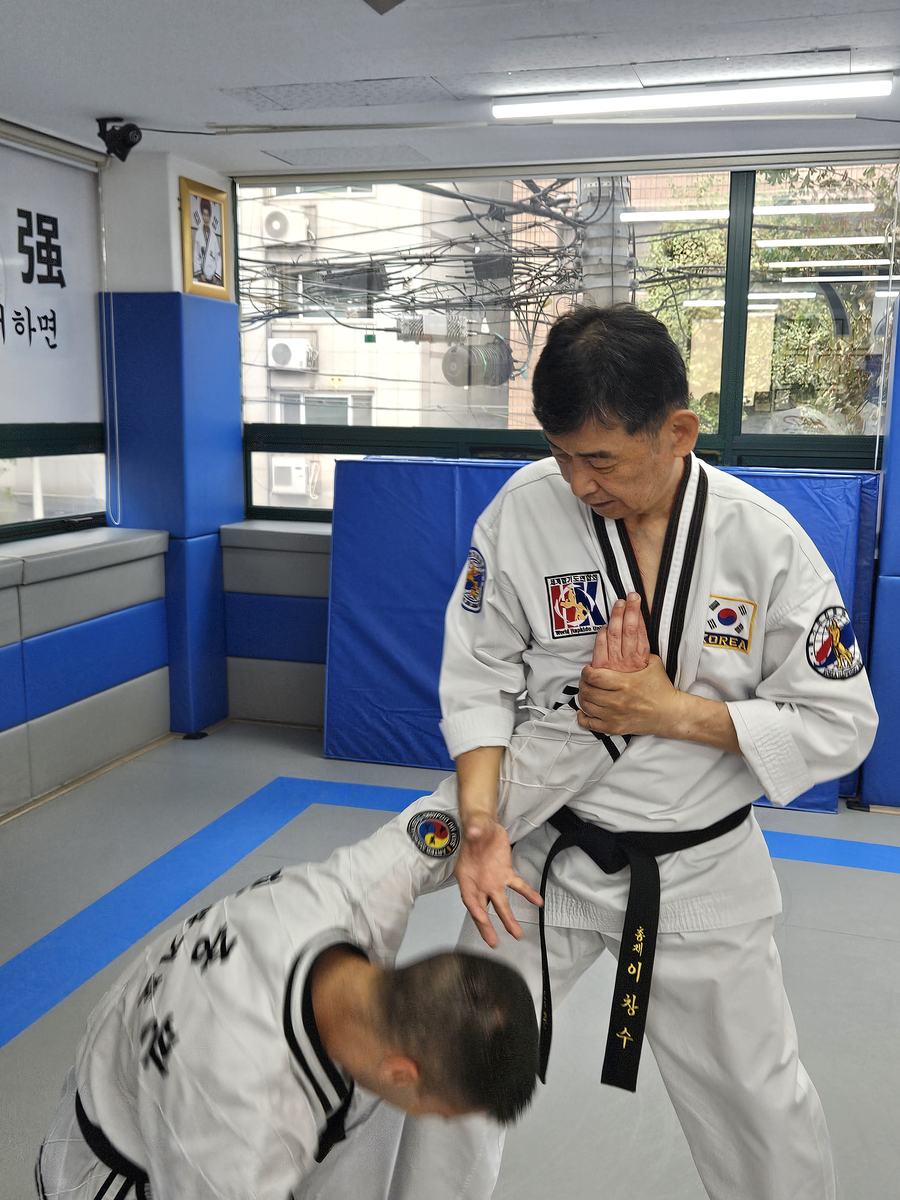 Instructor aplicando una técnica de control de Hapkido
