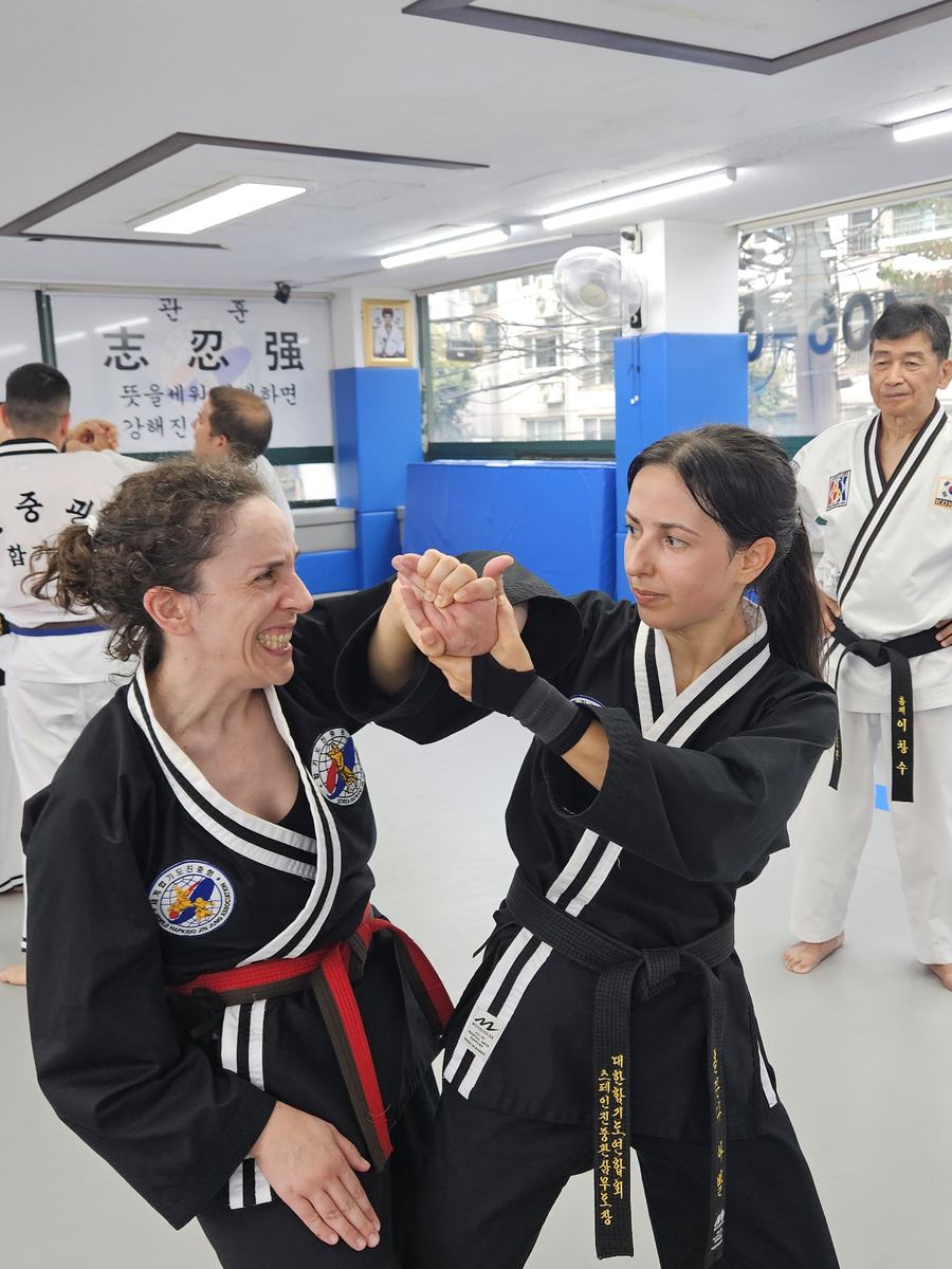 Dos alumnas practicando una técnica de Hapkido en el tatami