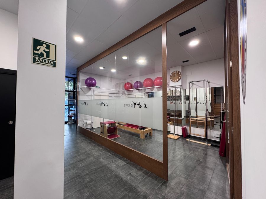 Sala de Pilates con aparatos