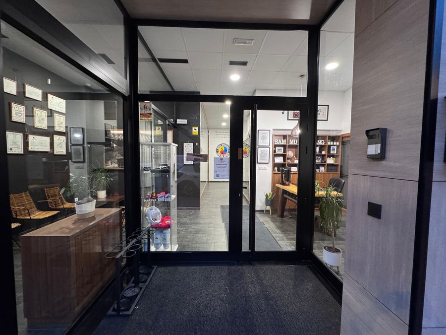 Vestíbulo acristalado de acceso a la escuela