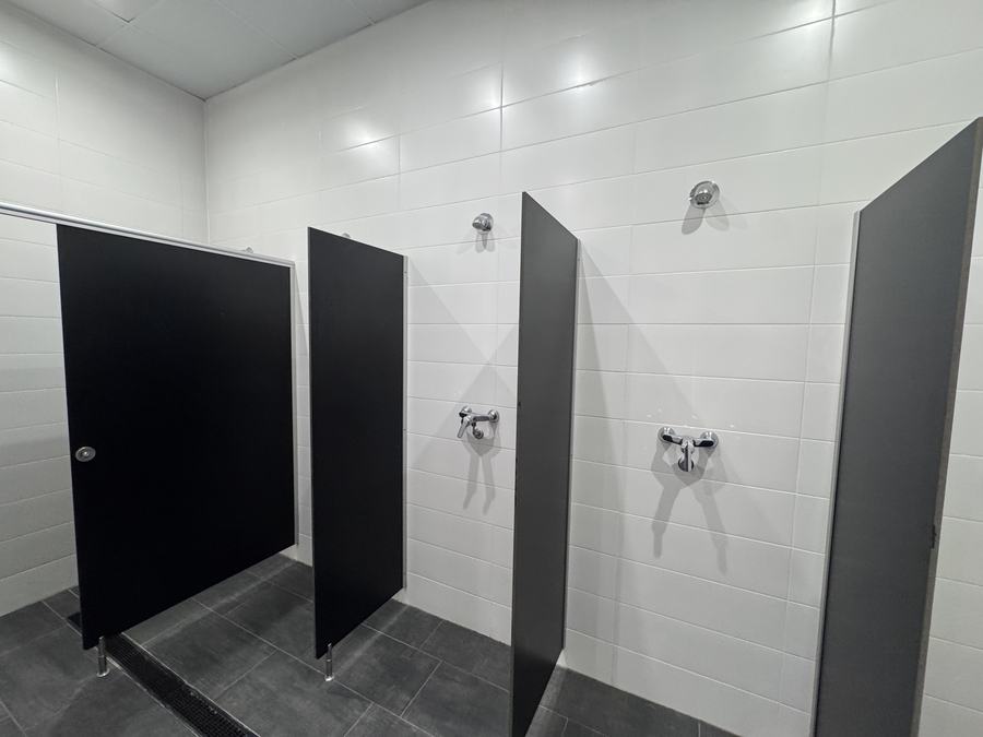 Zona de duchas del vestuario femenino