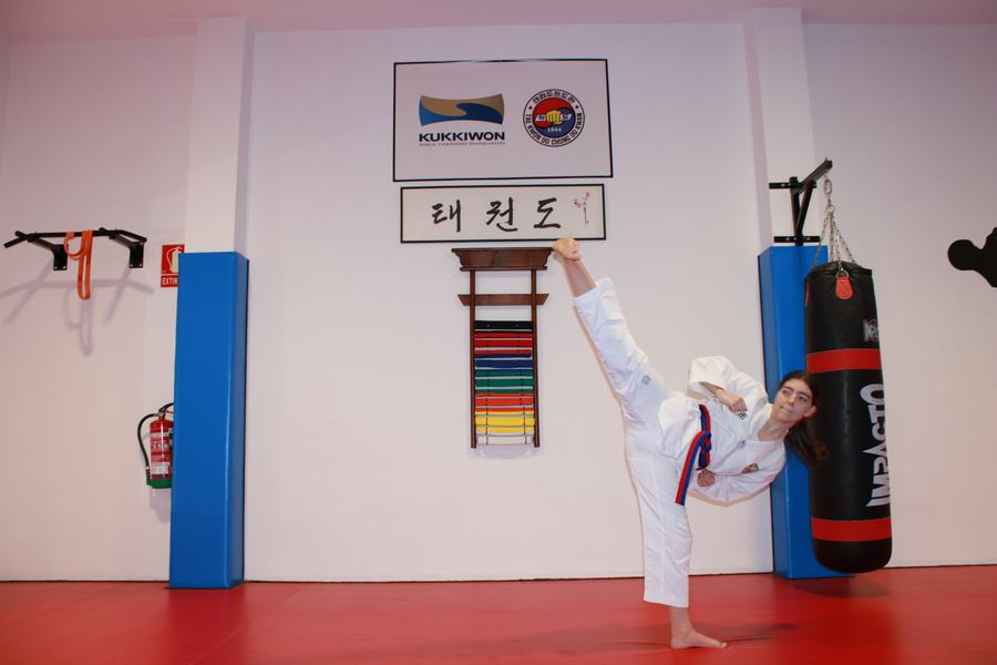 Alumna de Taekwondo entrenando patadas con saco